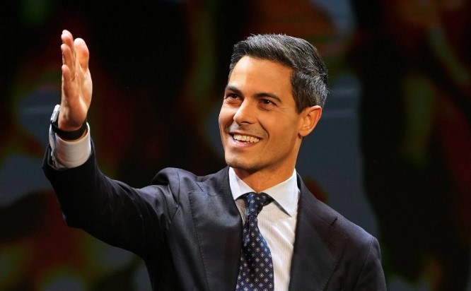 Нидерландын түүхэн дэх хамгийн залуу Ерөнхий сайд тангаргаа өргөжээ